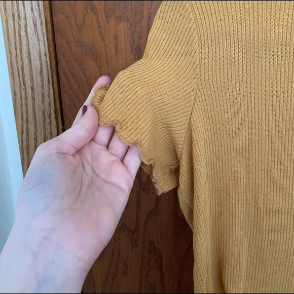 American Eagle Cropped Tee - Picture 2 of 5